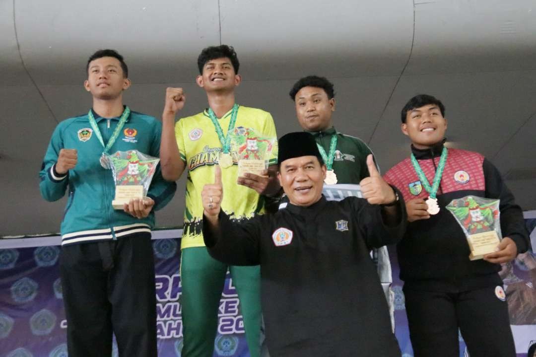 Ketua IPSI Kota Surabaya, Bambang Haryo Soekartono (bawah) bersama atlet pencak silat Kota Surabaya peraih medali emas di Porprov VIII/2023. (Foto: Dok. IPSI Kota Surabaya)