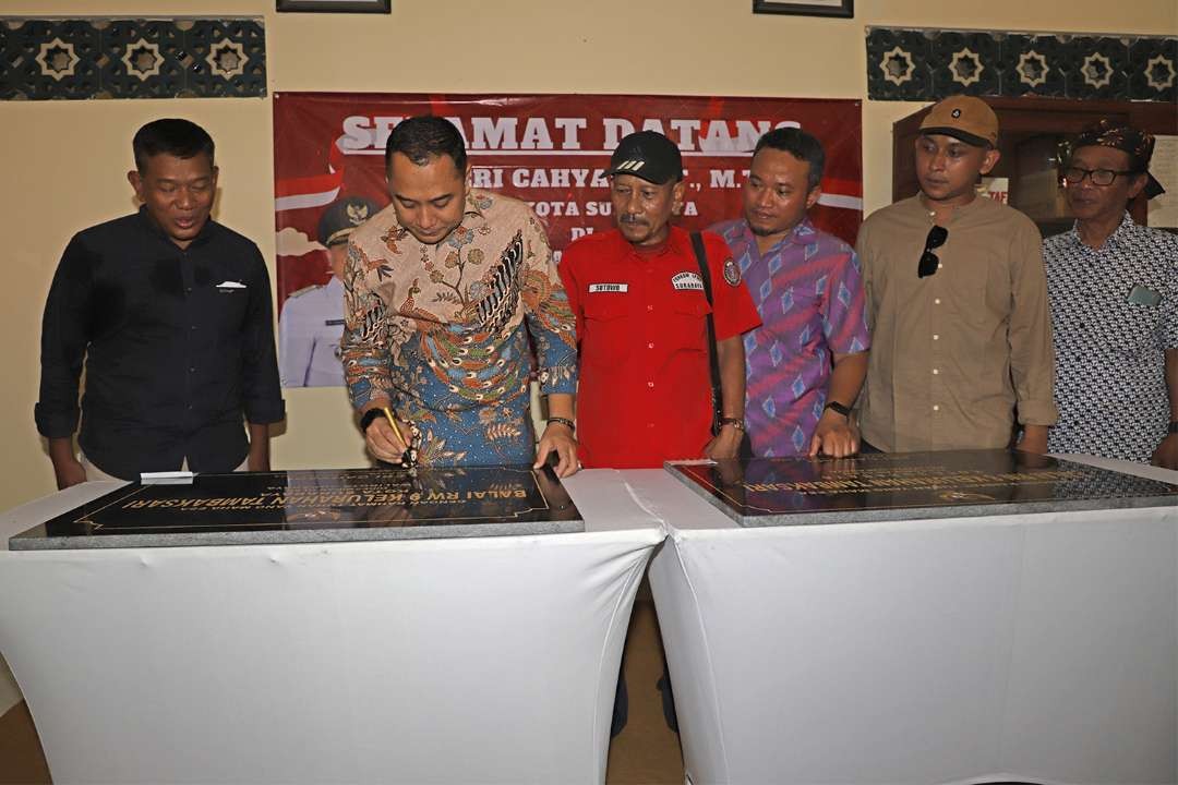 Walikota Surabaya, Eri Cahyadi yang berkomitmen untuk menerangi lampu di Surabaya dengan PJU. (Foto: Humas Pemkot Surabaya)