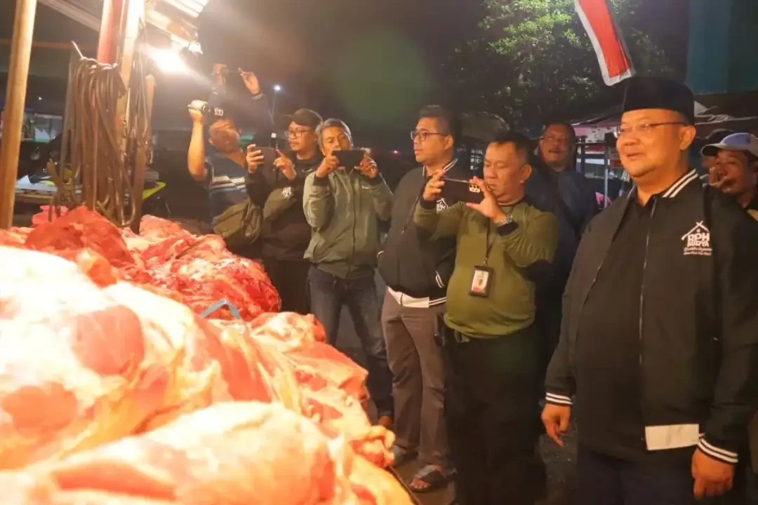 Tim Monitoring Daging Perusahaan Daerah RPH Surya, Kota Surabaya menemukan kendaraan jenis pick up bermuatan daging sapi gelonggongan. (Foto: Dok RPH Surabaya)