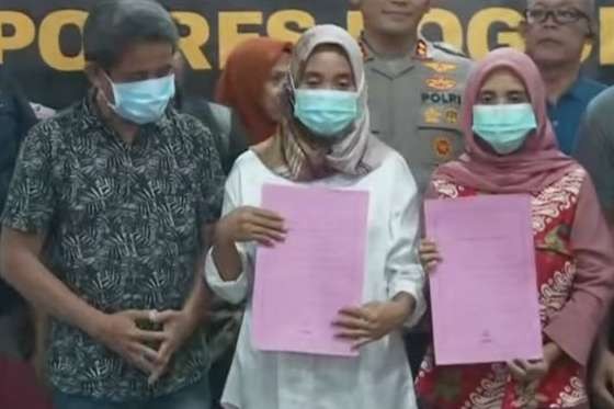 Siti Mauliah dan Dian, ibu kandung kedua bayi laki-laki yang tertukar di Rumah Sakit Sentosa Bogor, berbesar hati menerima hasil tes DNA Puslabfor Bareskrim Mabes Polri yang diumumkan Jumat 25 Agustus 2023. (Foto: Istimewa)