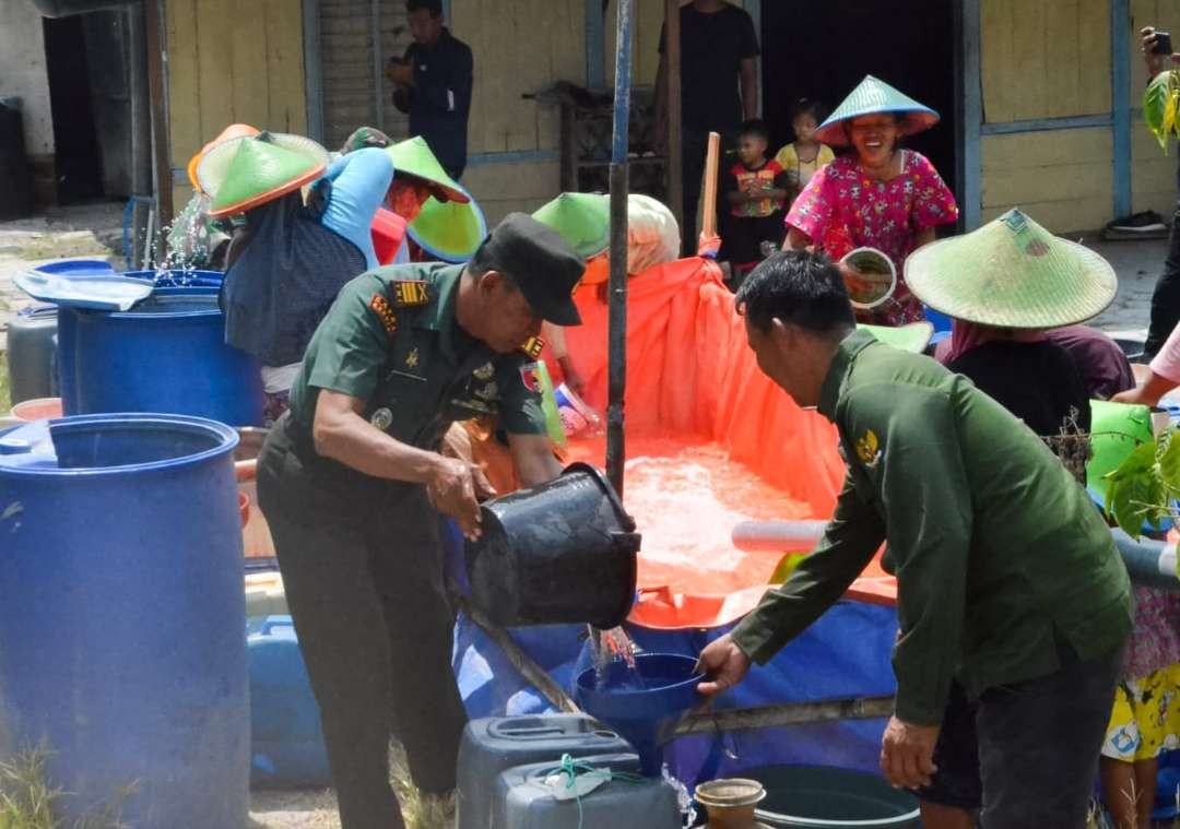 Anggota Kodim 0813 Bojonegoro mendistribusikan 15.000 liter air bersih kepada warga. Lokasinya berada di Dusun Pepe Desa Nganti Kecamatan Ngraho Kabupaten Bojonegoro, Selasa 8 Agustus 2023.(Foto: dok. kodim bojonegoro)