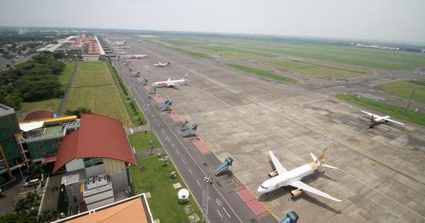 Sebanyak dua penerbangan dari Bandara Abdulrachman Saleh Malang tujuan Jakarta, dialihkan ke Bandara Juanda akibat abu vulkanik Semeru. (Foto: Ant)