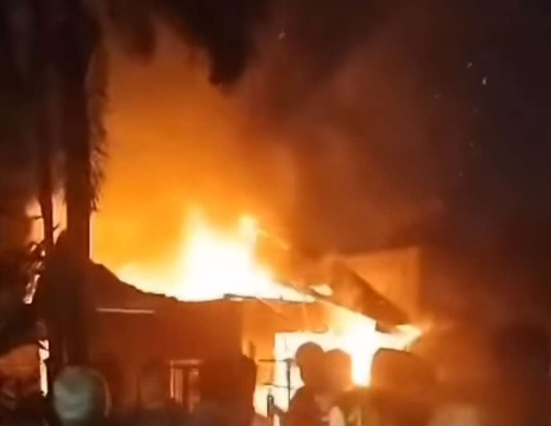 Satu unit rumah ludes dilalap api, Minggu 27 Agustus 2023 malam. (Foto: Instagram @call112)