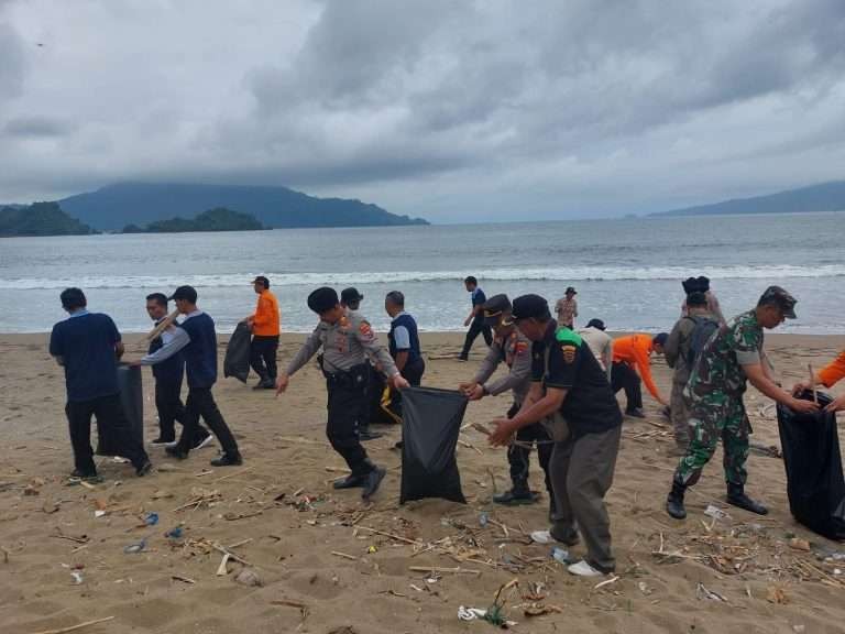 Festival kesiapsiagaan gempa bumi dan tsunami di Pantai Prigi, Kecamatan Watulimo, Trenggalek, Sabtu 26 Agustus 2023. (Foto. dok. polres trenggalek)