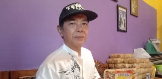 Pengurus Paguyuban Kampung Tempe Sanan, Arif Sofyan Hadi saat menunjukkan produk keripik tempe Kampung Sanan. (Foto: Lalu Theo/Ngopibareng.id)
