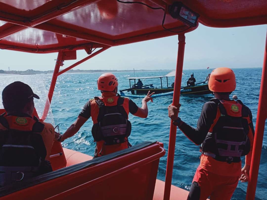 Tim SAR melakukan pencarian dua ABK yang terjun ke laut. (Foto: Basarnas Bali)