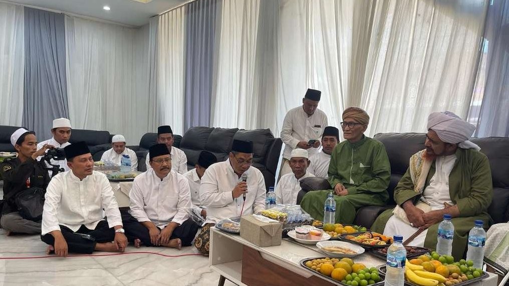 Habib Umar bin Hafidz saat berkunjung ke kediaman Rais Aam PBNU KH Miftachul Akhyar di Surabaya. Tampak, Sekjen PBNU H Saifullah Yusuf. (Foto: adi/ngopibareng.id)