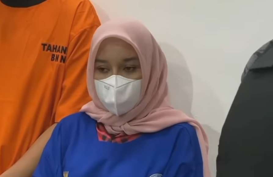 Penampilan Nyonya N alias Han atau Nisa tak lagi glowing saat ditangkap BNN terkait kasus narkoba. (Foto: YouTube)