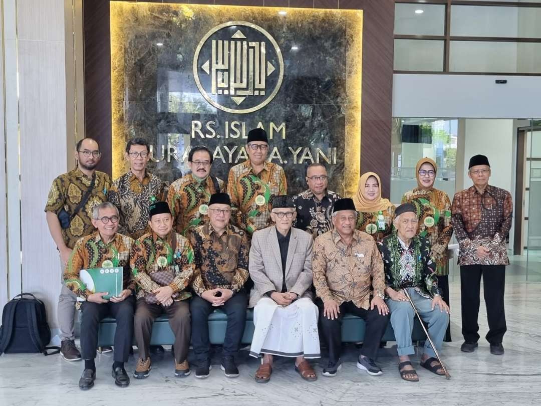 Prof M Nuh bersama Rais Samia PBNU KH Miftachul Akhyar di Rumah Sakit Islam Surabaya. (Foto:adi/ngopibareng.id)