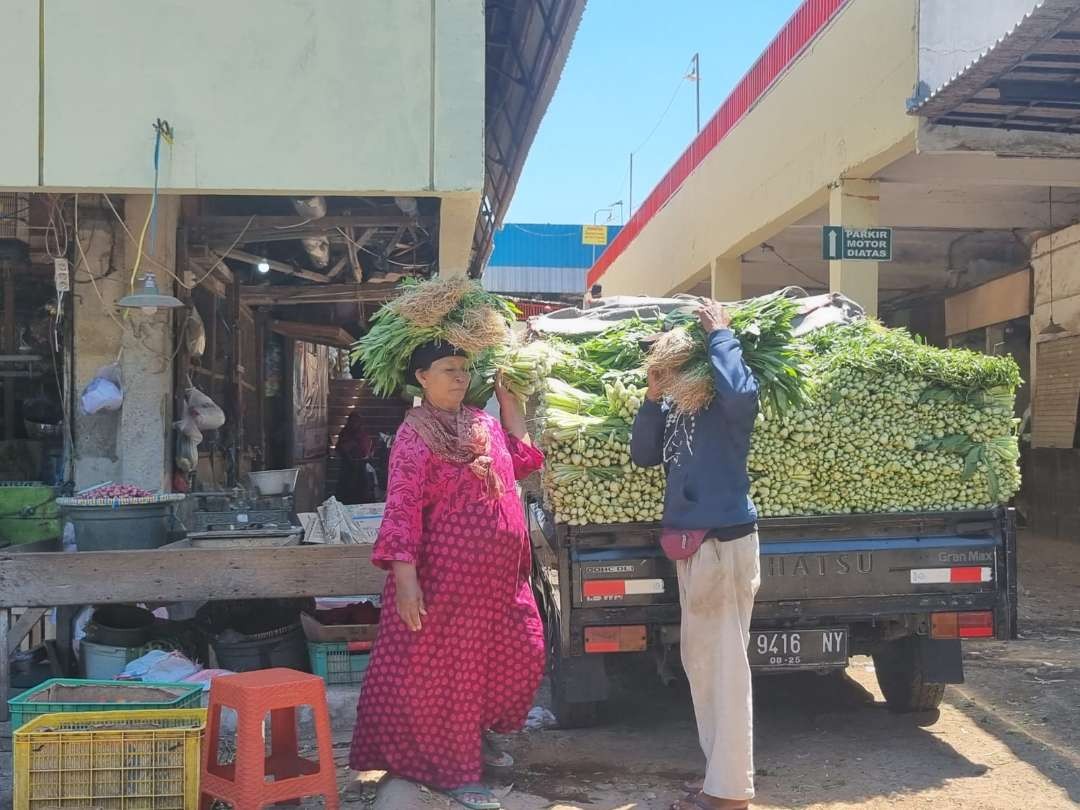 Aktivitas pedagang Pasar Keputran di tengah kondisi pasar yang sedang ditertibkan oleh Satpol PP Kota Surabaya. (Foto: Pita Sari/Ngopibareng.id)