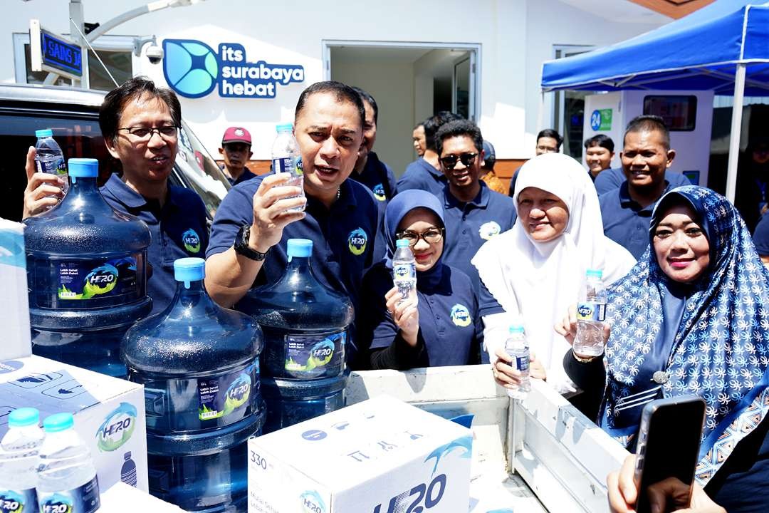 Walikota Surabaya, bersama pihak ITS dan DPRD Kota Surabaya saat memperkenalkan AMDK HE20. (Foto: Humas Pemkot Surabaya)