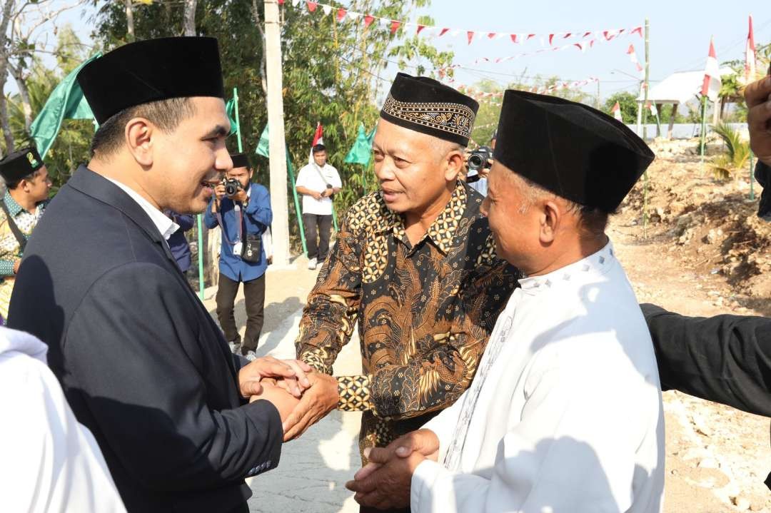 Wakil Gubernur Jawa Tengah, Taj Yasin Maimoen, mendapat ucapan terima kasih dari dua guru asal Wonogiri atas program intensif pengajar agama. (Foto: Pemprov Jateng)