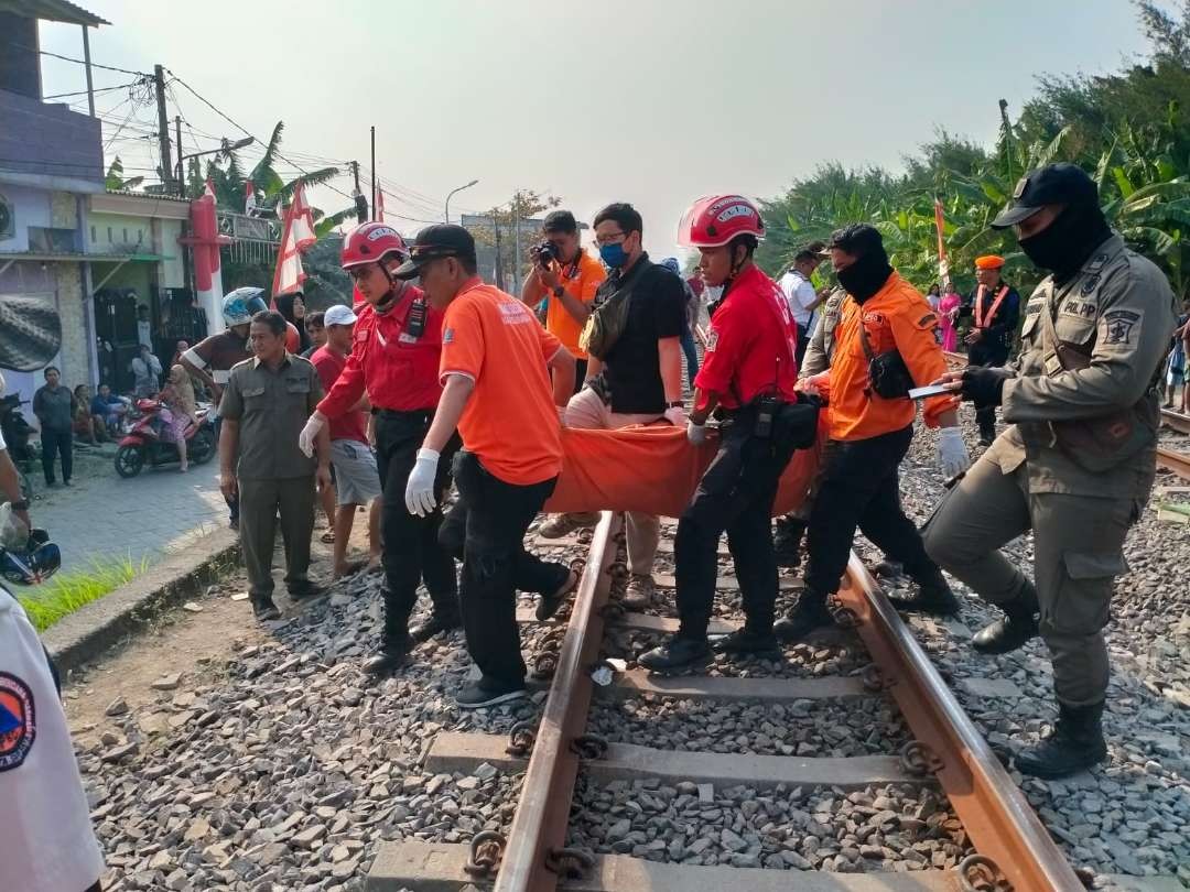 Evakuasi jenazah bocah 13 tahun yang tertabrak KA dikawasan Sememi Jaya. (Foto: Dok BPBD Surabaya)