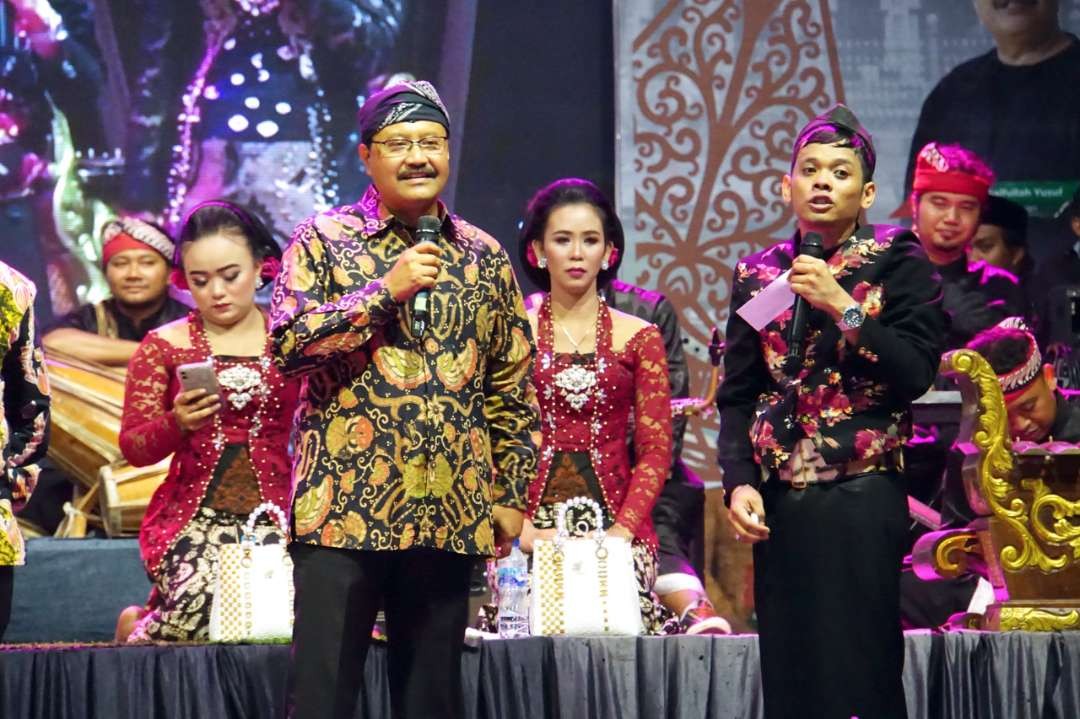 Walikota Pasuruan Saifullah Yusuf bersama dengan Cak Percil dalam peringatan Hari Koperasi Nasional. (Foto: Pemkot Pasuruan)