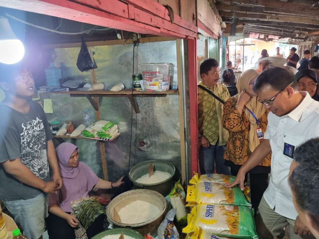 Kepala Bulog Kanwil Jatim, Erwin Tora saat melakukan penyaluran beras Bulog ke pasar Wonokromo dan Pucang. (Foto: Pita Sari/Ngopibareng.id)