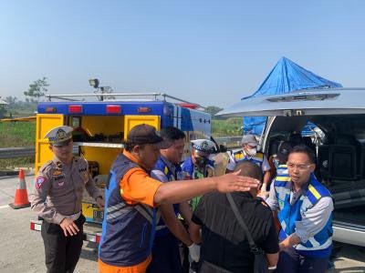 Proses penanganan kecelakaan maut di Tol Pandaan-Malang (Foto: Polres Malang)