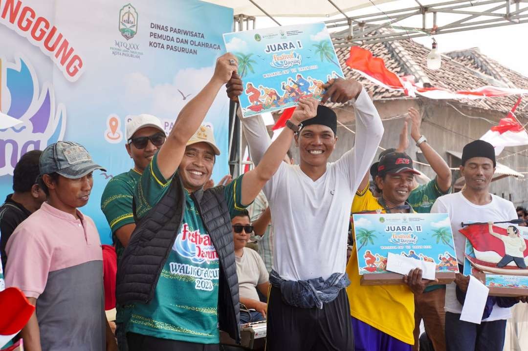 Wakil Wali Kota Pasuruan, Adi Wibowo menyerahkan hadiah kepada pemenang lomba dayung. (Foto: Pemkot Pasuruan)