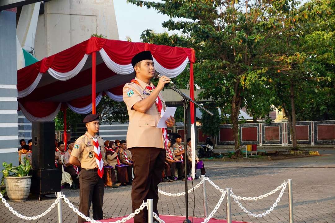 Wakil Walikota Pasuruan, Adi Wibowo, memimpin apel besar Hari Pramuka Ke 62 pada Senin 14 Agustus sore di halaman GOR Untung Suropati Kota Pasuruan. (Foto: Pemkot Kota Pasuruan)
