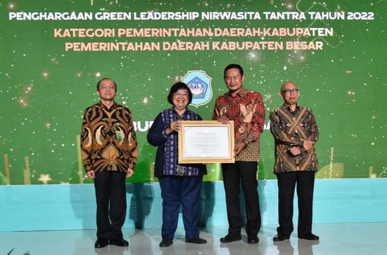 Bupati Lamongan saat menerima penghargaan dari Menteri Lingkungan Hidup dan Kehutanan, Siti Nurbaya (Foto: Istimewa)