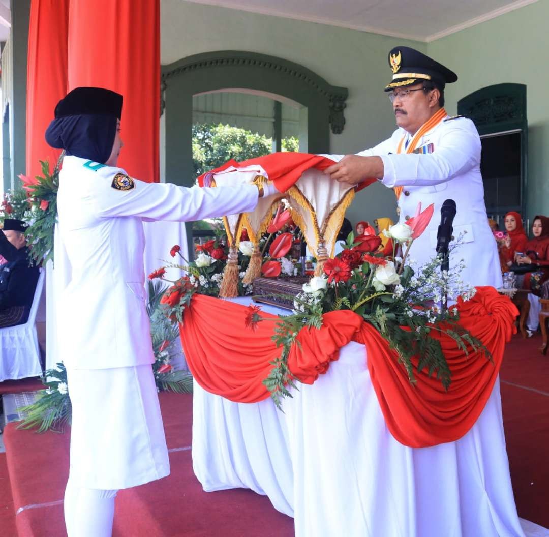 Walikota Pasuruan, Drs. H. Saifullah Yusuf saat menjadi pembina upcara peringatan 17 Agustus. (Foto: Pemkot Pasuruan)