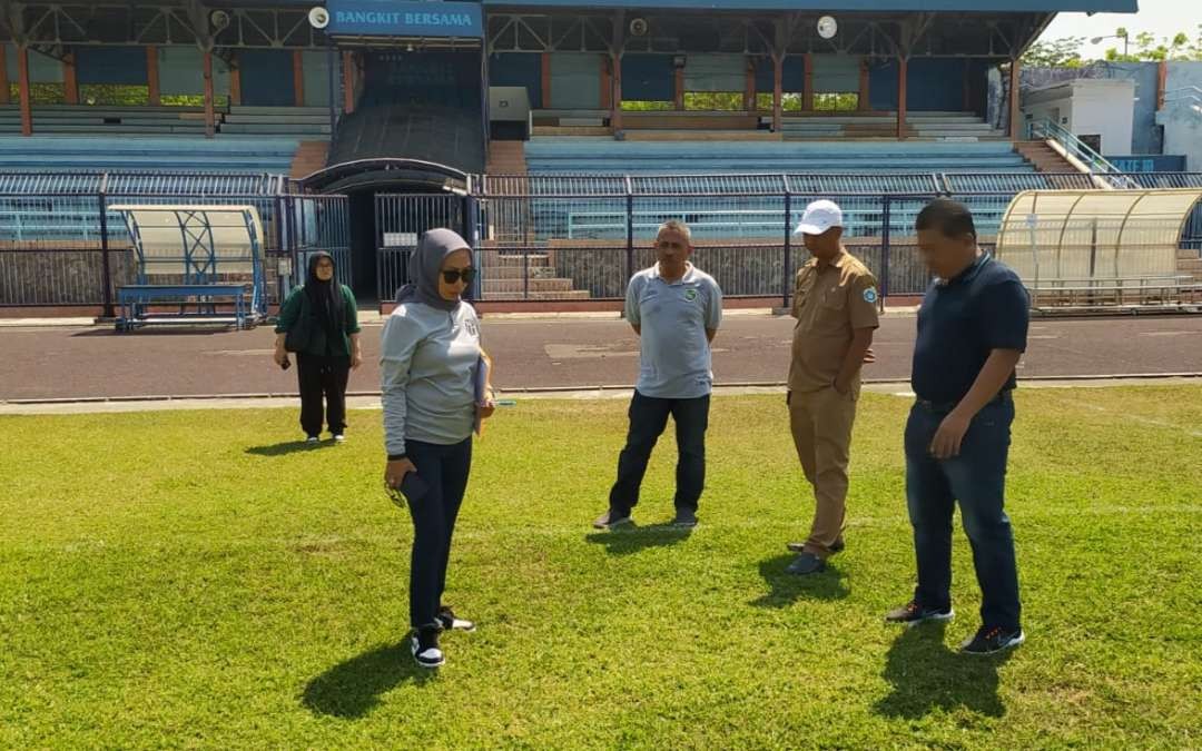 Tim PT LIB saat inspeksi kondisi Stadion Surajaya Lamongan. (Foto: Imron Rosidi/Ngopibareng.id)