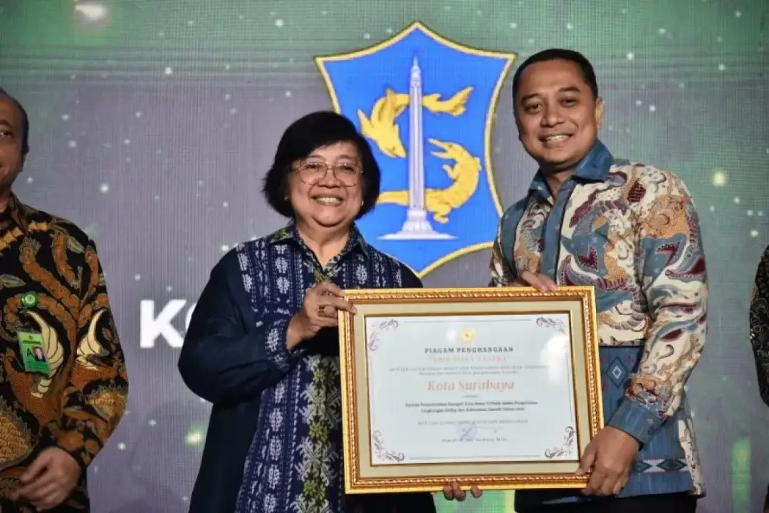 Walikota Surabaya menerima penghargaan Nirwasita Tantra 2022 dari Menteri LHK. (Foto: Dok Humas Kota Surabaya)