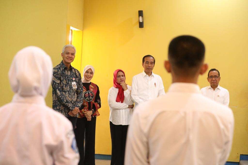 Presiden Jokowi ditemani Ibu Negara Iriana Jokowi dan Gubernur Jawa Tengah, Ganjar Pranowo kunjungan di SMKN Jateng. Rabu 30 Agustus 2023. (Foto: Humas Pemprov Jateng)