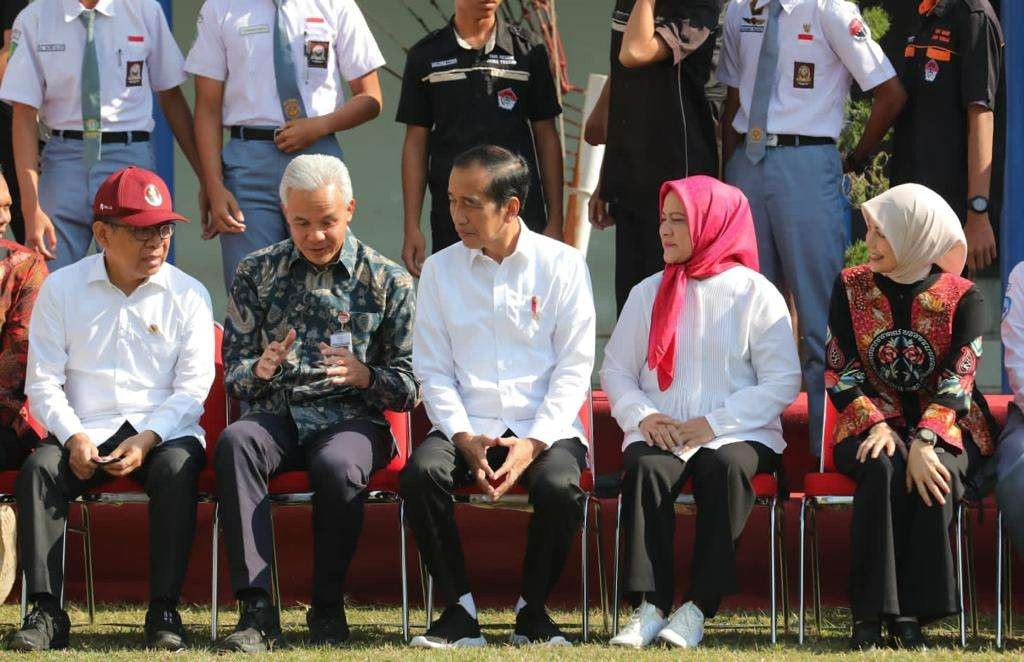 Presiden Joko Widodo bersama Gubernur Jawa Tengah Ganjar Pranowo saat mengunjungi SMKN Jateng, Rabu 30 Agustus 2023. (Foto: Humas Pemprov Jateng)