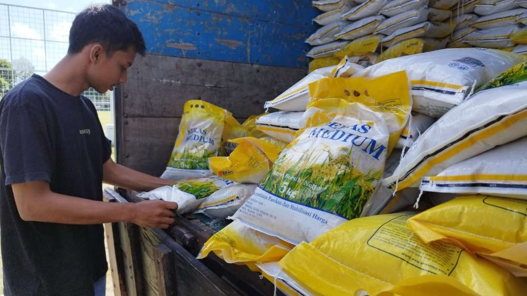 Bulog Banyuwangi melakukan operasi pasar beras, beberapa waktu lalu. (Foto: Muh Hujaini /Ngopibareng.id)
