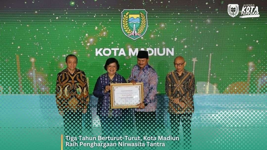 Penghargaan diberikan secara langsung Menteri LHK Siti Nurbaya Bakar kepada Walikota Madiun Maidi di Auditorium Dr. Ir. Soedjarwo, Gedung Manggala Wanabakti Kementerian LHK pada Selasa 29 Agustus 2023.(Foto: Dokumentasi Madiunkota)