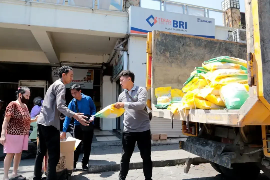 Pemerintah Kota Surabaya menggelontorkan 14 ton beras kepada pedagang dalam operasi pasar yang digelar di sejumlah pasar utama. (Foto: Dok Humas Kota Surabaya)