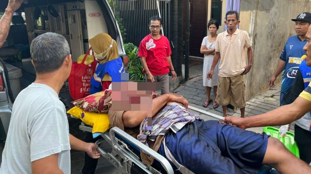 Proses evakuasi korban MS yang tergeletak bersimbah darah usai dibacok istrinya, Rabu 30 Agustus 2023. (Foto: Istimewa)