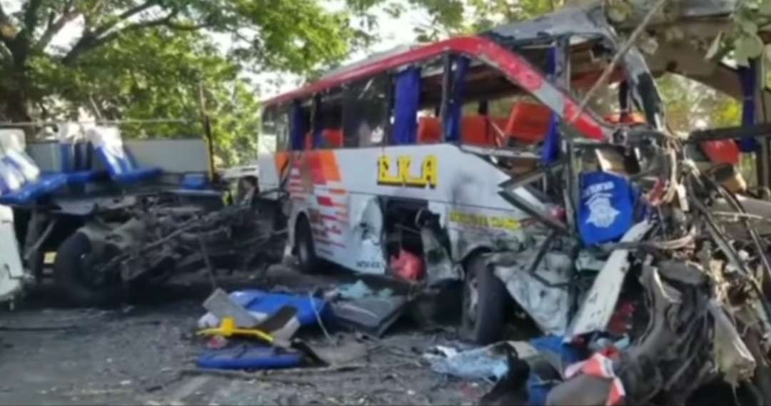 Kecelakaan maut antara Bus Sugeng Rahayu Vs Eka Cepat. (Ilustrasi: Ngopibareng.id)