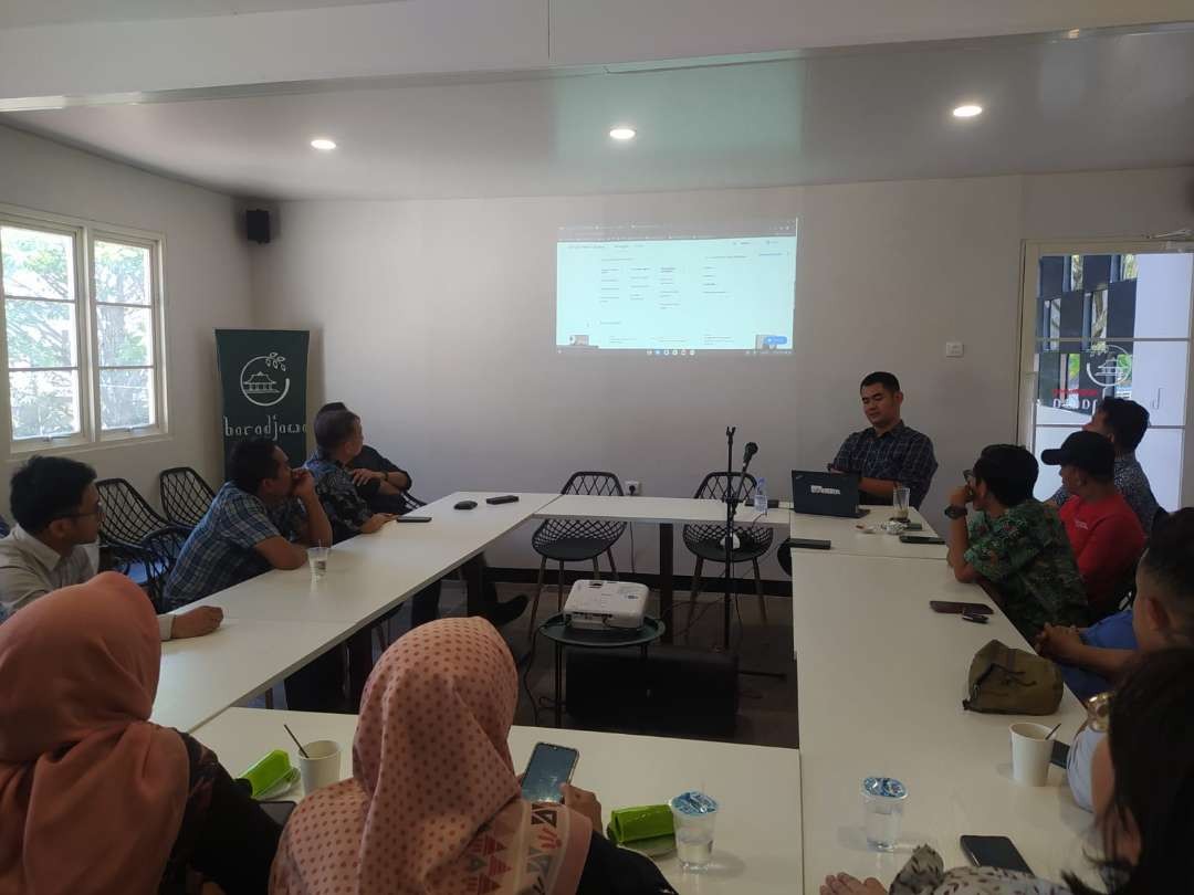 Asosiasi Media Siber Indonesia (AMSI) bersama Google dan sejumlah media siber di Jawa Timur, membahas sejumlah isu terkait perkembangan media digital (Foto: Rina Fuji/Ngopibareng.id)