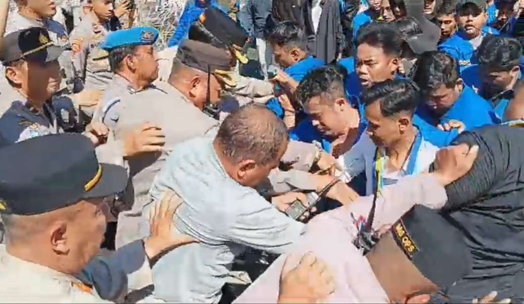 Aksi ricuh dan saling dorong antara mahasiswa dan polisi di Balai Kota Surabaya, Kamis 31 Agustus 2023. (Foto: Pita Sari/Ngopibareng.id)