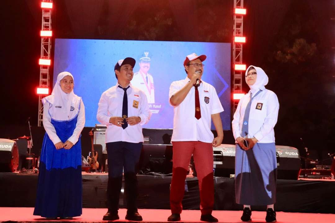 Walikota Pasuruan, Drs. H Saifullah Yusuf ikut berbahagia dapat menghadirkan sajian hiburan bagi masyarakat Kota Pasuruan. (Foto: Pemkot Pasuruan)