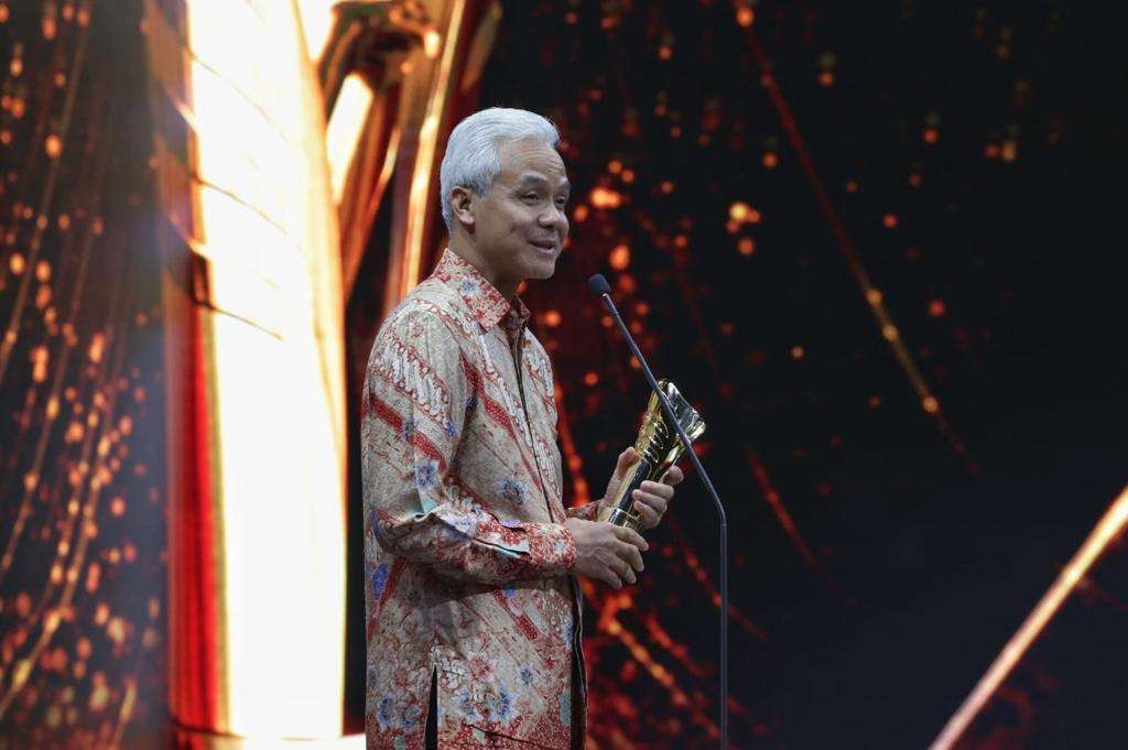 Ganjar Pranowo kembali menorehkan prestasi. Ganjar mendapat penghargaan sebagai news maker terbaik nasional dalam ajang Indonesia Award 2023. (Foto: Ist)