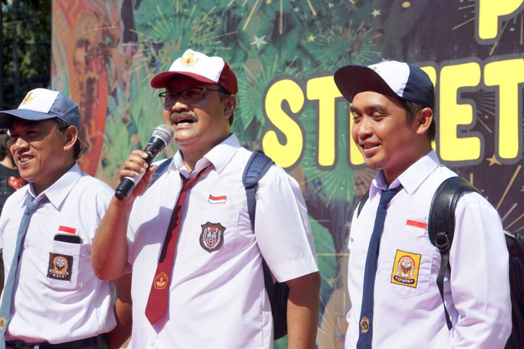 Walikota Pasuruan Gus Ipul dan Wakil Walikota Mas Adi, rela berseragam sekolah untuk kampanye stop bullying. (Foto: Pemkot Kota Pasuruan)