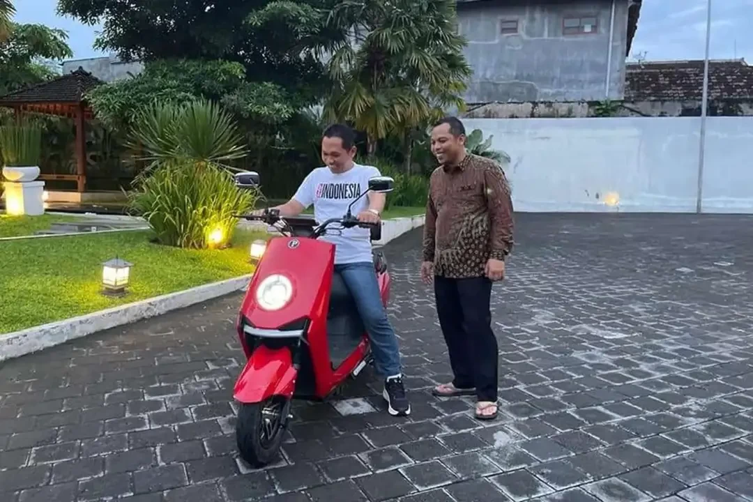 Bupati Lumajang Thoriqul Haq ketika mencoba motor listrik merek Prestige. (Foto: Humas Kab. Lumajang)