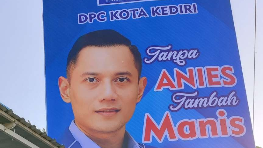 DPC Partai Demokrat memasang banner bergambar AHY berukuran besar dengan bertuliskan "Tanpa Anies Tambah Manis". (Foto: Fendi Lesmana/Ngopibareng.id)