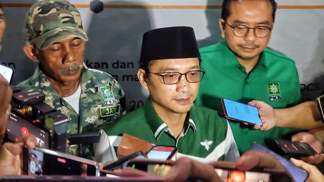 Sekjen DPP PKB, Hasanuddin Wahid memberikan statemen usai rapat pleno gabungan DPP PKB di Gedung DPW PKB Jatim, Surabaya, Jumat 1 September 2023. (Foto: Fariz Yarbo/Ngopibareng.id)