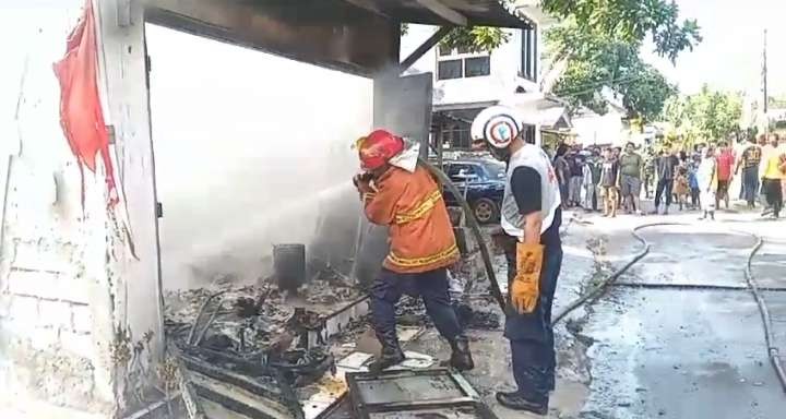 Pemadam kebakaran melakukan upaya pemadaman api yang melalap kios warga (Foto: Dok Damkar Tuban)