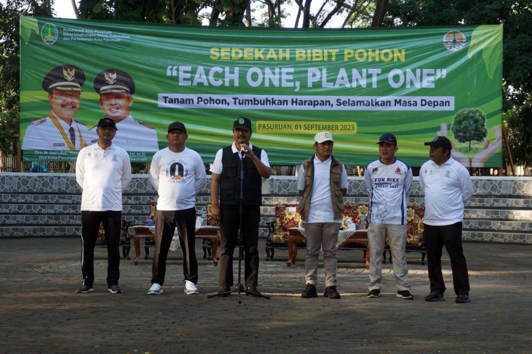 Walikota Pasuruan Saifullah Yusuf (Gus Ipul) secara resmi meluncurkan gerakan sedekah bibit pohon yang dilaksanakan di Taman Sekar Gadung Kota Pasuruan, Jumat 1 September 2023. (Foto: Pemkot Pasuruan)