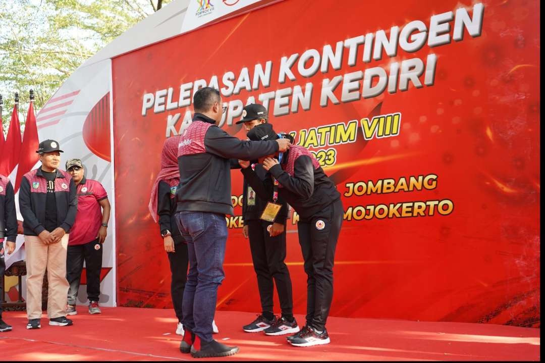 Ketua KONI Kabupaten Kediri, Dedi Kurniawan usai memberangkatkan atlet untuk berlaga di Porprov VIII Jatim. (Foto: Istimewa)