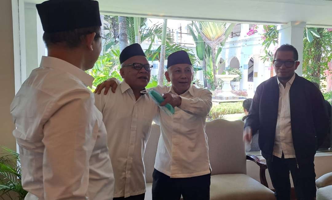 Ketua Dewan Pimpinan Pusat Partai Nasdem, Gus Effendy Choirie (dua dari kanan) memastikan kehadiran Ketum Nasdem Surya Paloh di Deklarasi Anies-Amin di Surabaya. (Foto: Pita Sari/Ngopibareng.id)