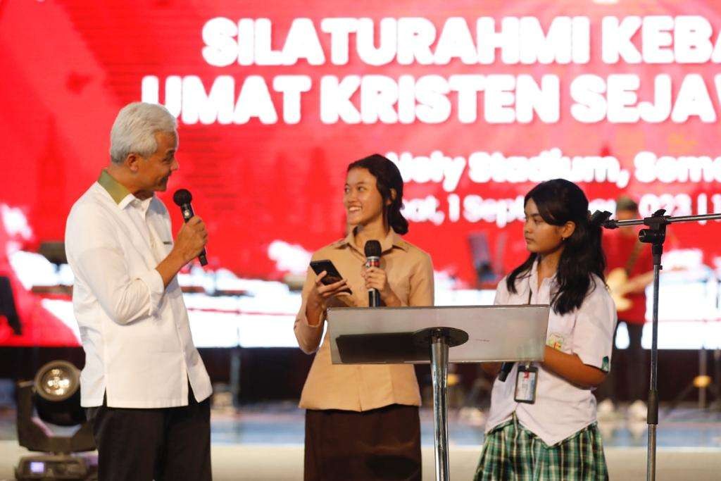 Gubernur Jawa Tengah Ganjar Pranowo mendapat hadiah istimewa saat hadir di acara 'Silaturahmi Kebangsaan Umat Kristen se-Jawa Tengah'. (Foto: Dok Jateng)