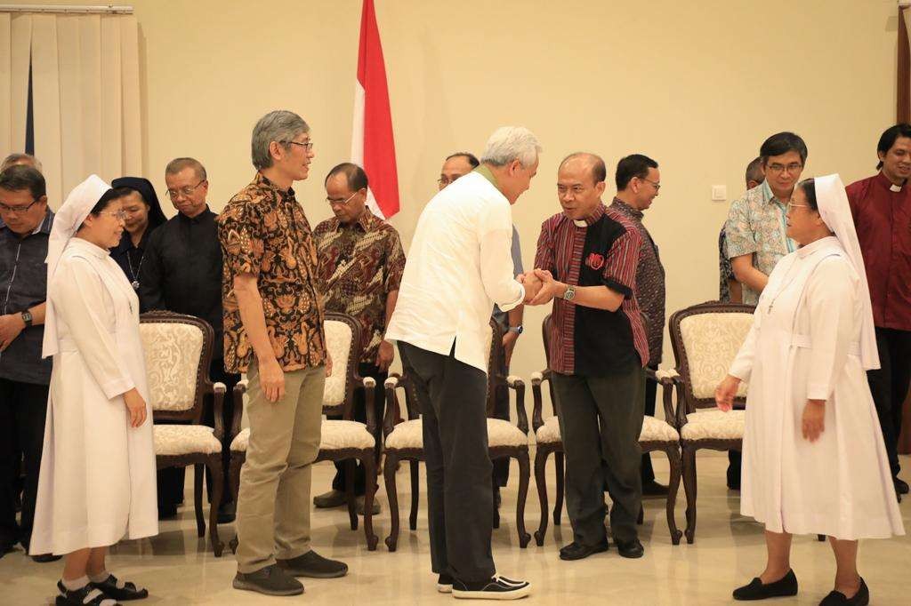 Gubernur Jawa Tengah Ganjar Pranowo menerima kenang-kenangan dari Keuskupan Agung Semarang, Jumat, 1 September 2023. (Foto: Dok Jateng)