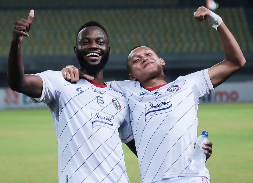 Pemain Arema FC merayakan kemenangan kedua mereka ketika melawan Bhayangkara FC. (Foto: Twitter @Aremafcofficial)