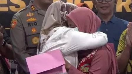 Kedua ibu yang bayinya tertukar di rumah sakit Bogor, berpelukan tanda masalah diselesaikan secara damai. (Foto: Istimewa)