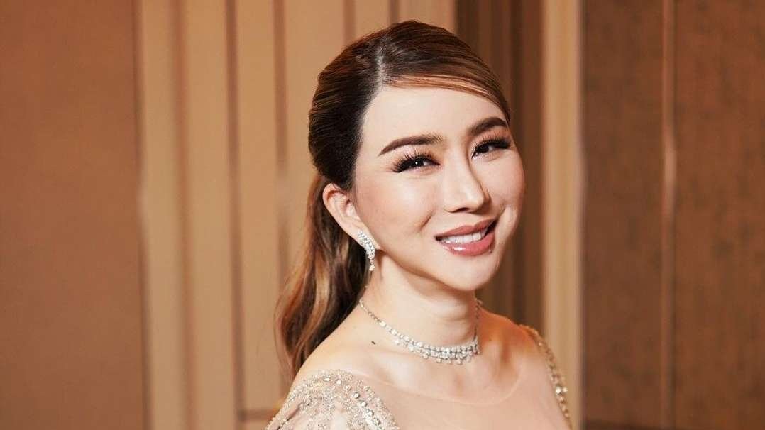 Pemilik Organisasi Miss Universe, CEO Jakkaphong "Anne" Jakrajutatip dikabarkan terlilit utang. (Foto: Instagram)
